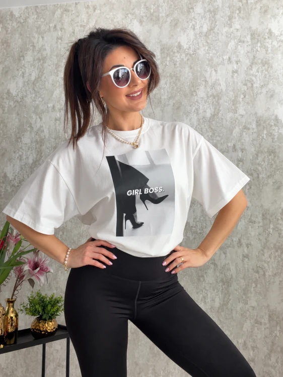Pewna siebie w koszulce Girl Boss.png